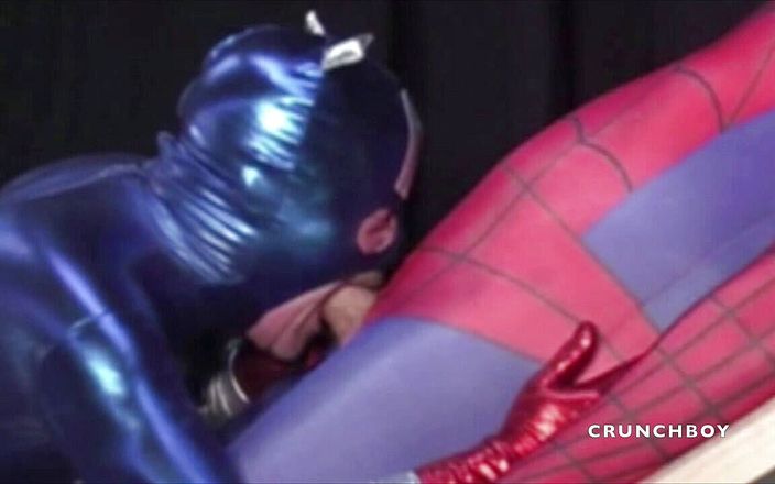 Crunch Boy: Süper kahraman fetiş tıkaçlarıyla seks