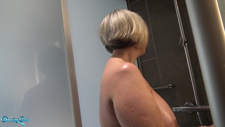 Shooting Star: 女のボスとシャワーを浴びる 流星が彼女の部下に