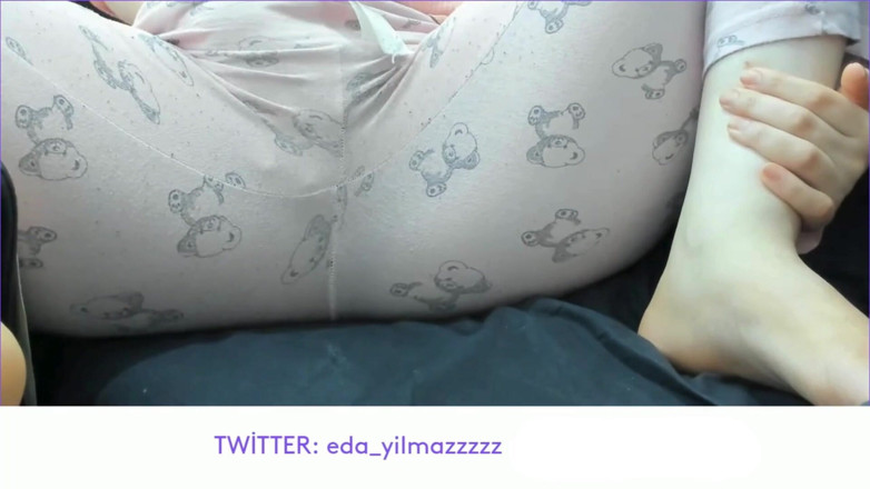 bigass_sexy_bigboobs: Pajama si masturba- strofinando la figa con il pigiama