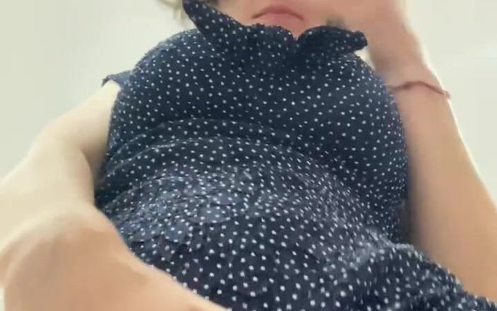 Kitty Kriss: Provocando você em um vestido curto sem calcinha