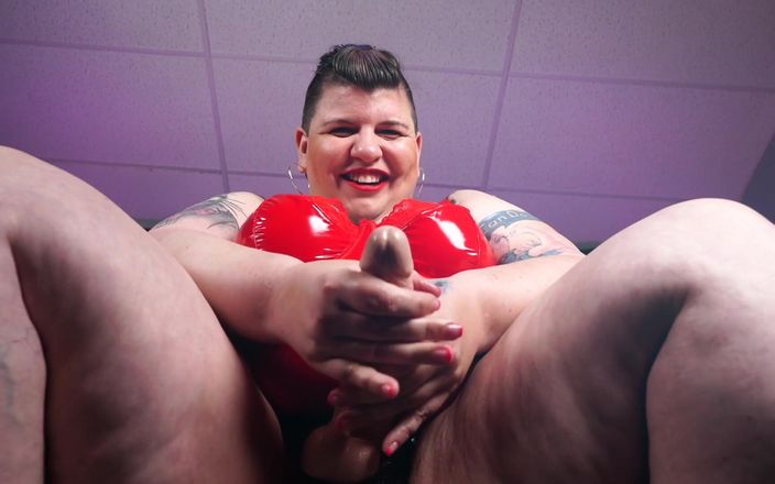 Miss quinn Cater: Missquinn draagt haar voorbinddildo