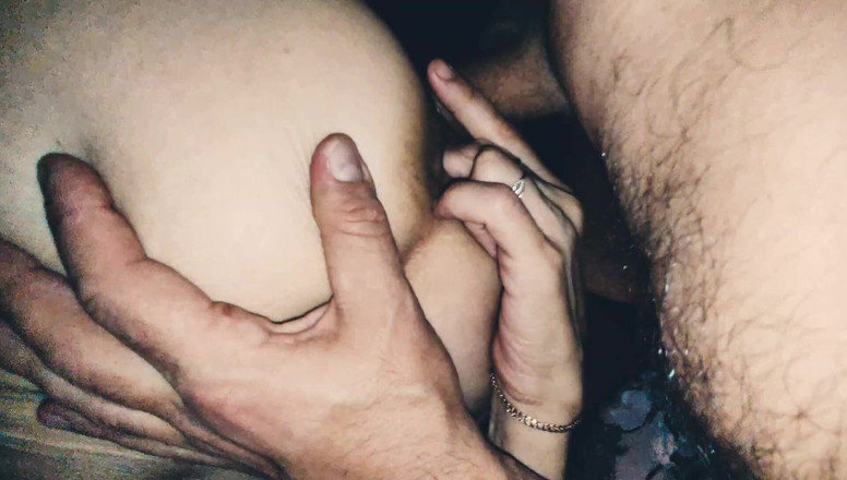 Hotlia: Manžel se svléká, jak střídavě jeho žena šuká v análu, jeho přátelé...