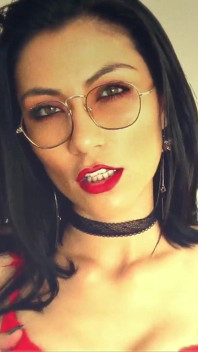 Smyslná latinskoamerická postava pózuje ve své latexové sukni