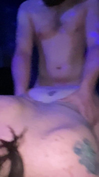Une MILF dévergondée reçoit une double bite