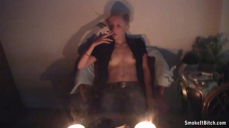 Smoke it bitch: Urocza i seksowna blondynka z przebitą twarzą pali swoje cygaro...