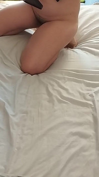 Vorspiel im Schlafzimmer mit einem Amateur-Paar.