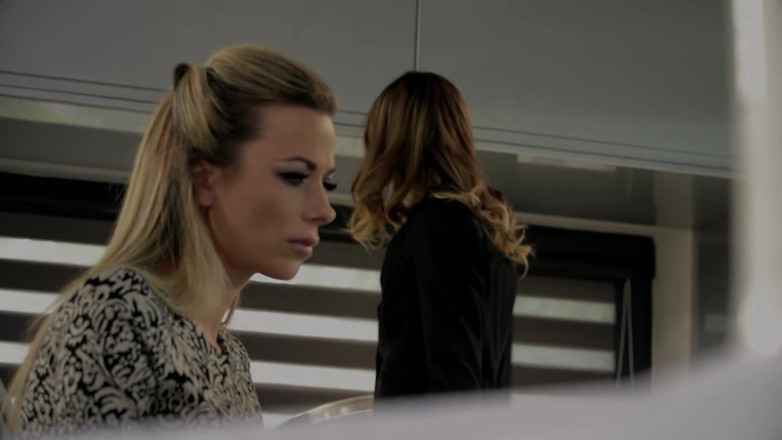 Girls At Work: L'arrapante receptionista viene sodomizzata da 2 uomini