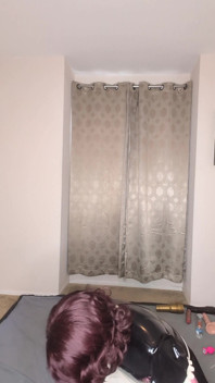Latexová kombinéza a služka Sissy se snaží ošukat obě její díry s robertky