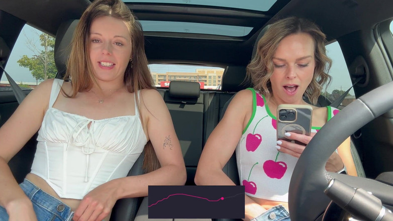 Serenity Cox: Nadia Foxx y Serenity Cox usando exuberantes vibradores controlados a...