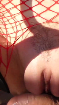 Il flusso di squirt e lo sperma da una figa pompata pulsante