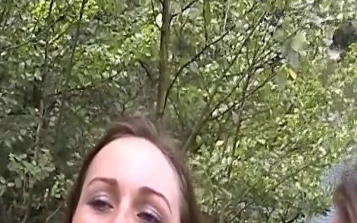German Threesome: 德国少女在户外口交中吮吸鸡巴