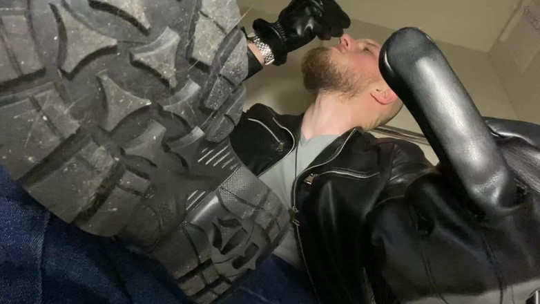 Hunky time: Il Capo in Pelle Fuma