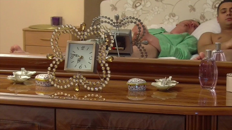 Gaylicious: Tenggorokan cewek sange ini dientot habis-habisan sampai tenggorokan