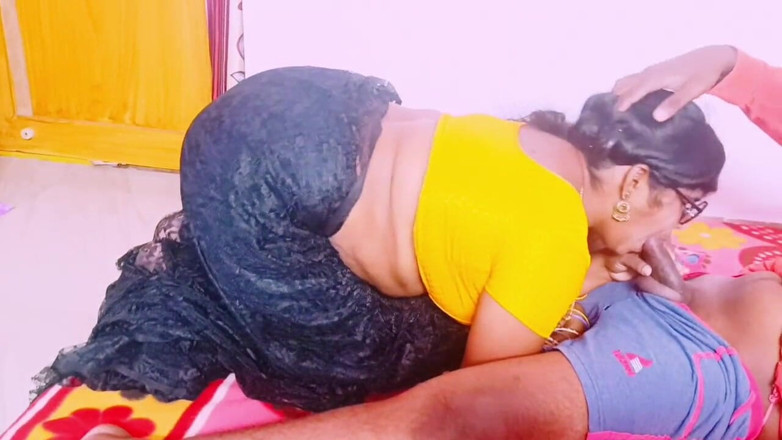 Telugu honey lips: Indische stiefschwester fickt stiefbruder großen schwanz. Telugu dirtytalk.