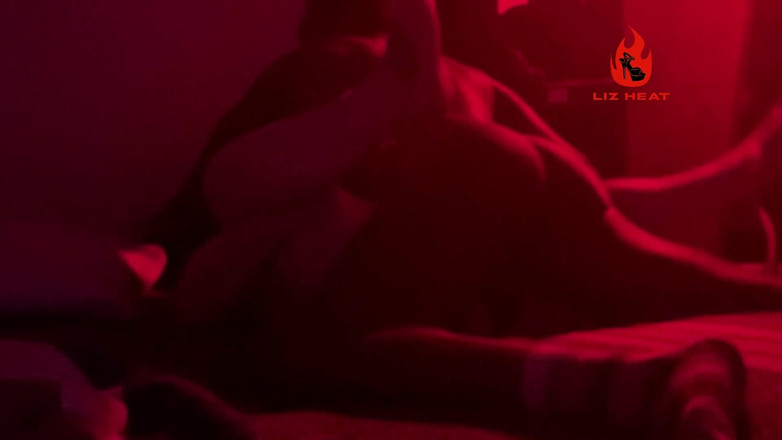Liz Heat: Isteri sundal matang - malam lampu merah