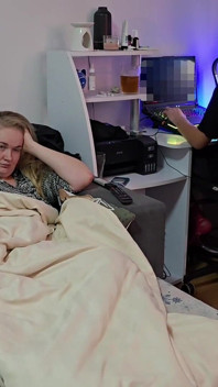 Nadržená blonďatá bbw manželka se nemůže dočkat, až její manžel přestane hrát, a udělá se sama