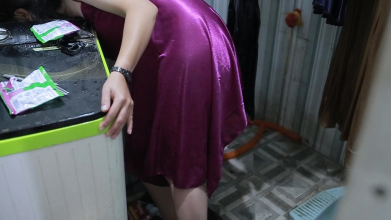 Silk Satin: Fată balineză, cu degetul când face curățenie în casă