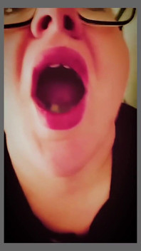 Edepsiz iri güzel kadın mick stabbers'ı şırıngadan sümüklü yiyor