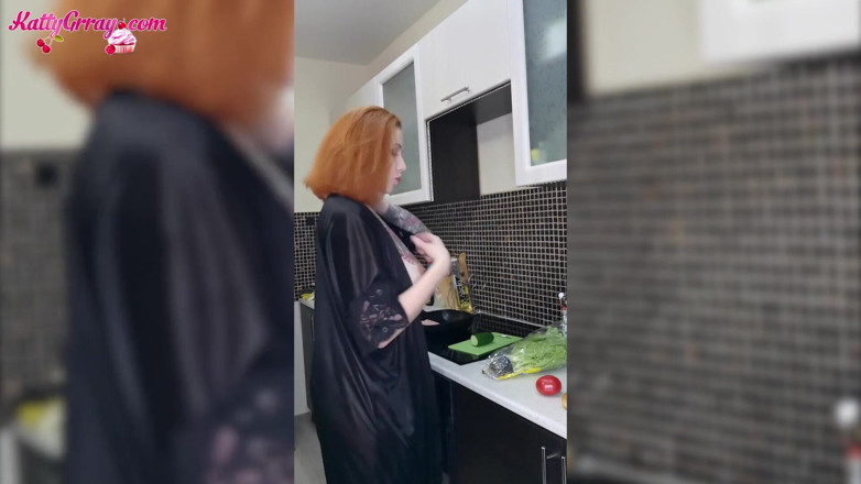 Katty Grray: Fantastisk brud som dansar i en sexig mantel