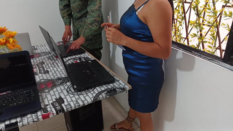 NEGRITA SEXY: सैनिक कंप्यूटर स्टोर पर जाता है और कर्मचारी को चोदता है