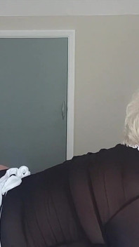 Joolz la soubrette taille une pipe à son patron