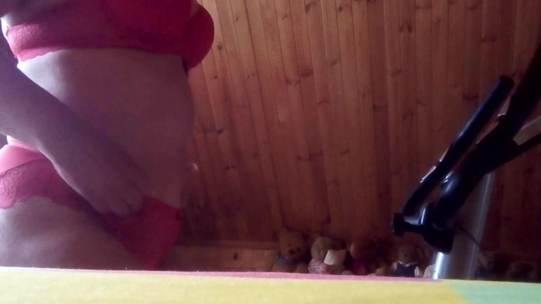Hot-Pussy66: Seksowna czerwona bielizna na rowerze treningowym