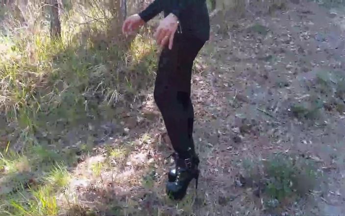 LauraOnHeels: High Heels and Walking in the Woods