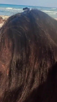 MILF zuigt een lul met sperma dat op het strand inslikt POV