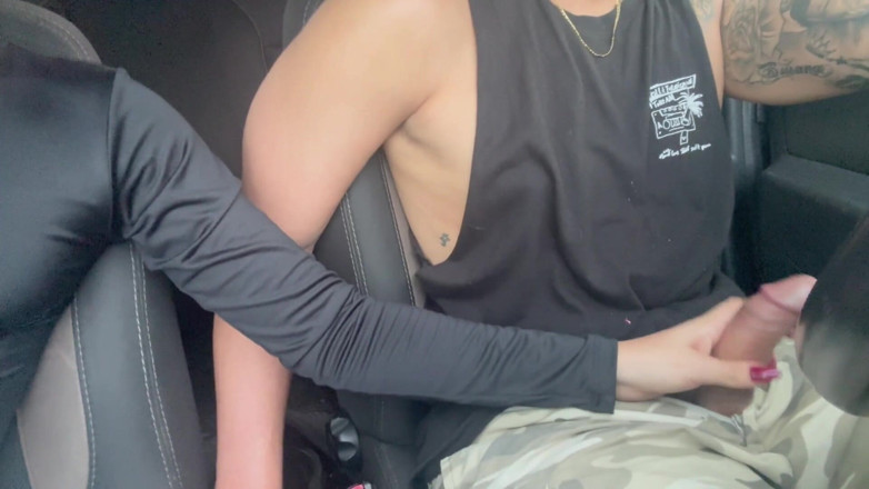 Teen amateur Latinas: Tengere Studente Trekt Af in De Auto En Laat Hem...