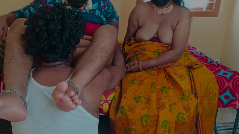 Inba: Des filles familiales font un trio lesbien