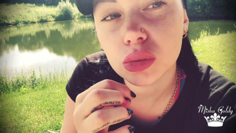 Goddess Misha Goldy: Muka itik di luar rumah, membuat bibir saya jauh lebih...