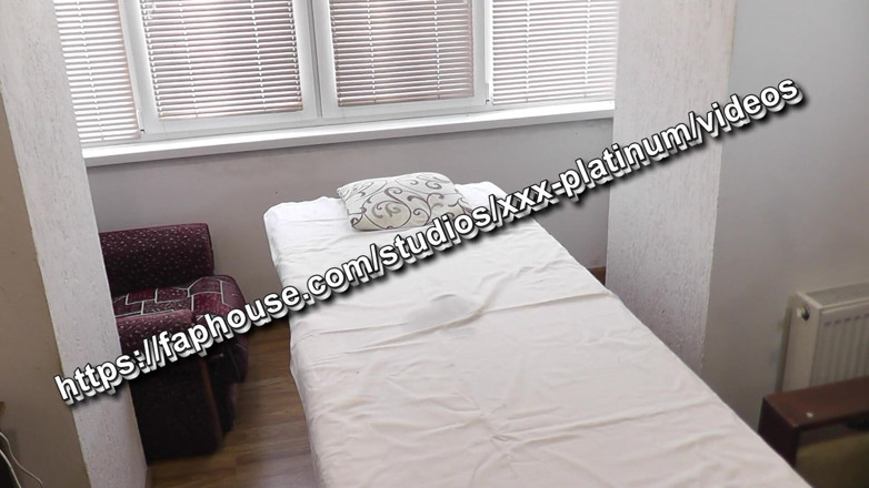 XXX-Platinum: Masážní salon, masážní salon. Masér masíruje krásnou sexy nahou macechu...