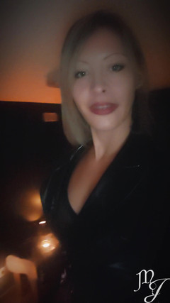 DeesseJulia: 准备我的地牢和Wetlook服装 - maitresse julia