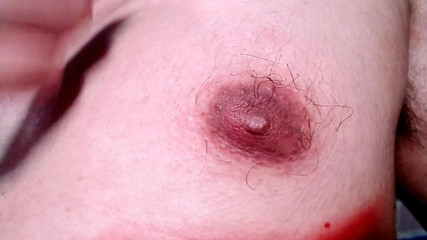 Tommhot: Meme uçlarımla oynuyorum - ateşli meme uçları