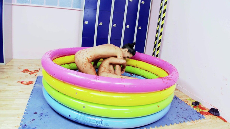 Screw Gurmans: Lesbian liar di kolam tergelincir dengan jelit mencari keseronokan!