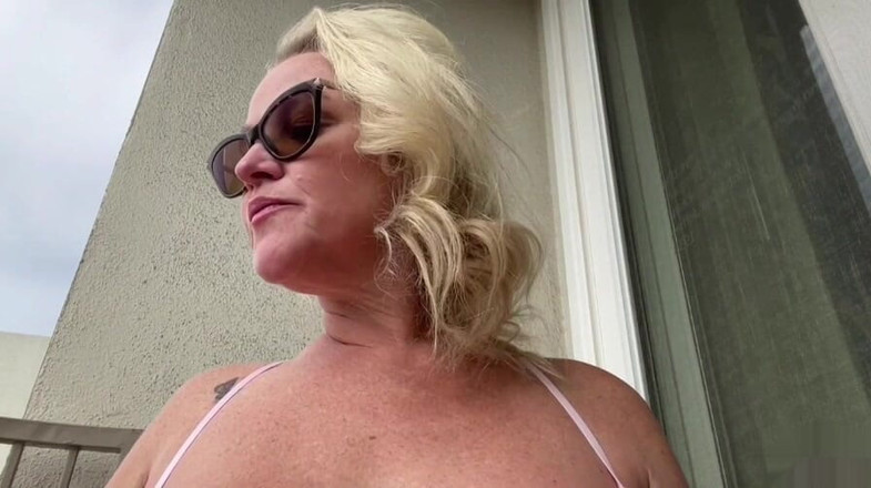 Siren XXX Studios: Zaneprázdněná na balkóně