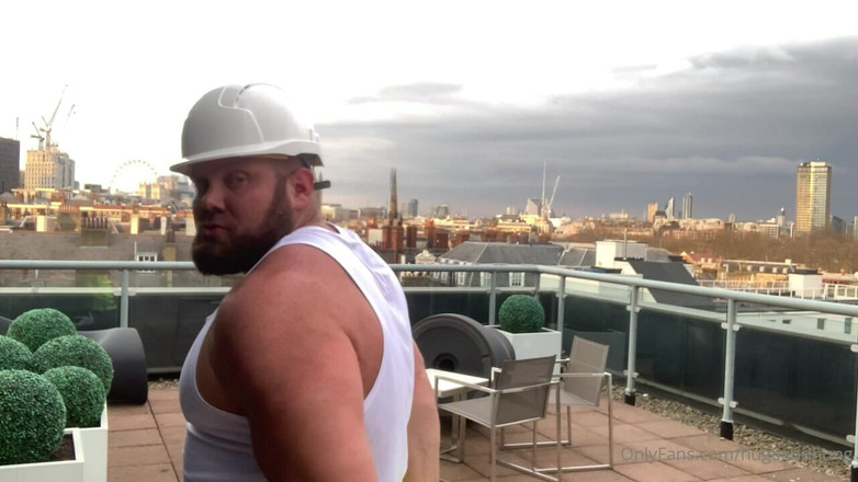 Jack stacked: Stavitel ohýbání a ohýbání svalů železem, protahování a měření