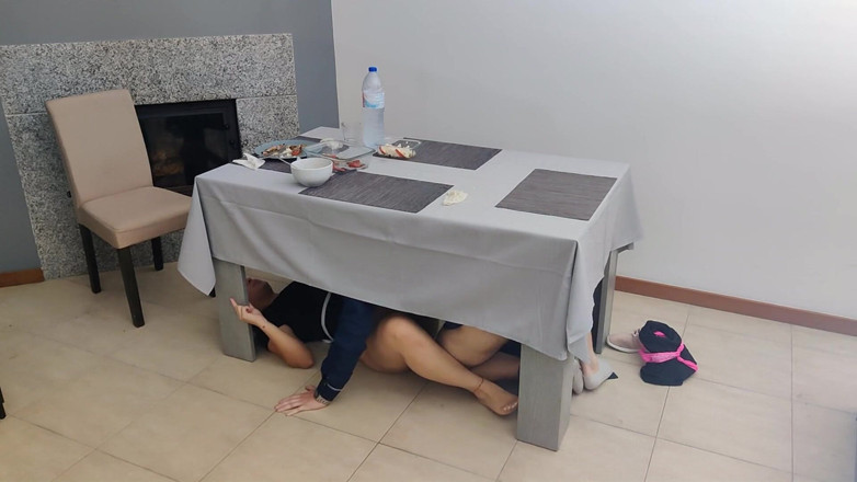 Miss Squirting: Kelnerka z kremowym cipką dostaje wewnętrzny wytrysk pod stołem restauracji