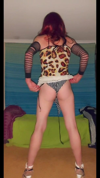 Lizzaali: Dancing and ass shaking