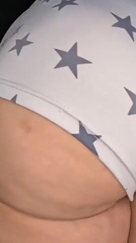 Adora mostrare il suo delizioso! Matrigna che rimbalza le natiche 1