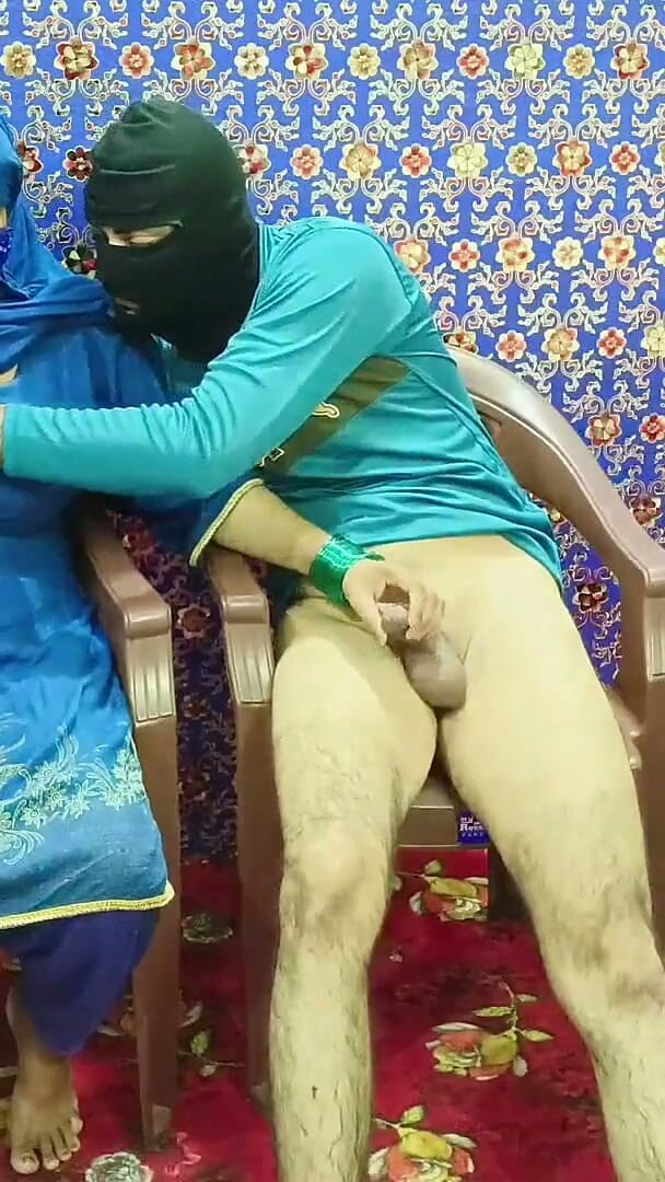 IndianHindiXxx: India tetona milf atrapó mi polla y ella quiere sexo...