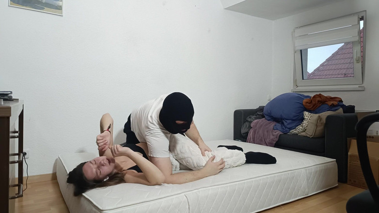 German ballsbusted: Kietelen worstelen match