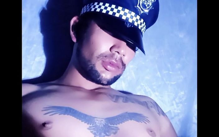 213san: Il poliziotto si masturba nella sua stanza fino a quando...