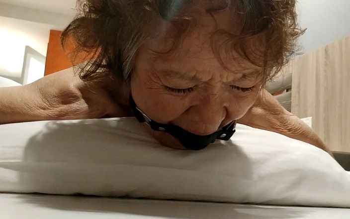 Cock Sucking Granny: Nonna Get&amp;#039;s Ball gag umiliazione e ingoio sperma