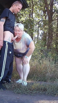 W parku pieprzę moją teściową w jej cipce pieska, a następnie w jej ustach i spermy dwa razy w ciągu minuty
