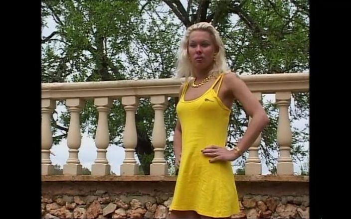 MMV films - The Original: Žhavá sexy blondýnka je ošukaná velkým tvrdým ptákem na zahradě