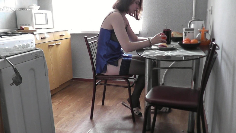 Assol: Roztomilá holka. Sexy Assol v erotickém prádle Peignoir punčochy připravuje...