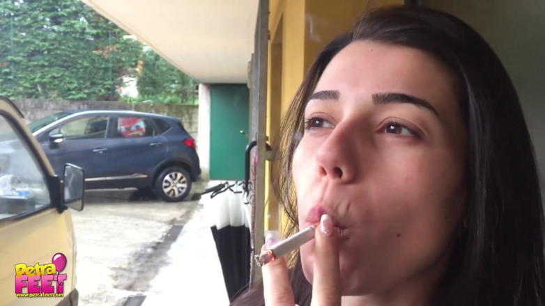 Smokin Fetish: На відкритому повітрі курить від приголомшливої брюнетки