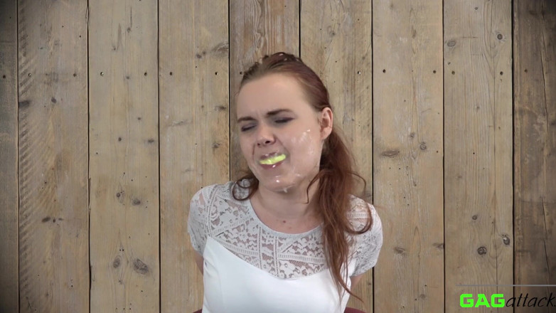 Gag Attack: Roxy - fita tegaderm amordaçada