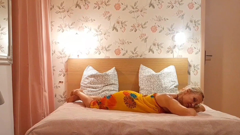 Selena701: Istri Dewasa Pirang Amatir Menikmati Game Seks Di Malam Hari